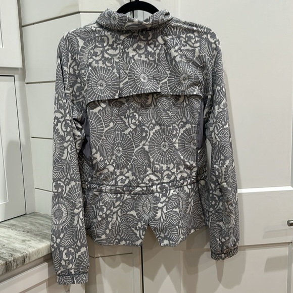 (2475) LULULEMON Run: Travel To Track Jacket *Print Sz 10/12 P2P=17.5" **LOVED** - Picture 9 of 10